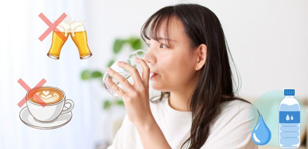 アルコールやカフェインを避けて水を飲んでいる様子