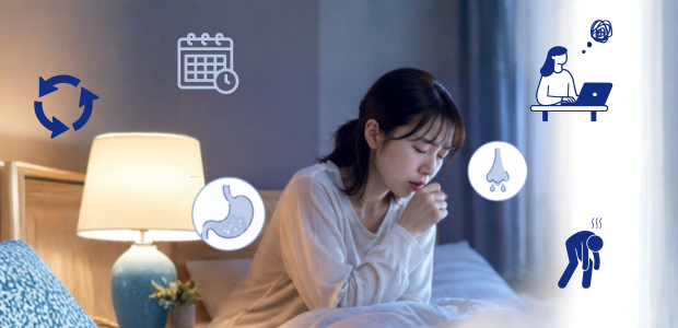 夜間に咳が止まらない女性と、鼻水、胃の不調、疲労感が重なるイメージ