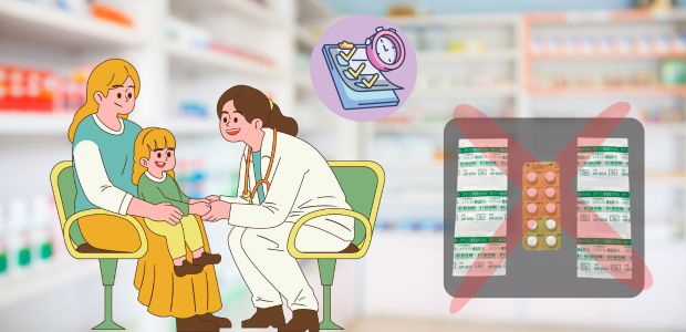 子どもの診察を行う医師と保護者が向き合い、子どもの咳の薬の使用期間や注意点を確認する場面
