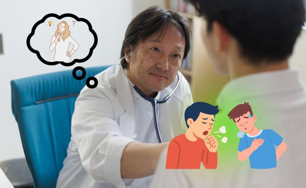 咳の症状を相談する患者に呼吸器内科医が向き合い説明する診察場面