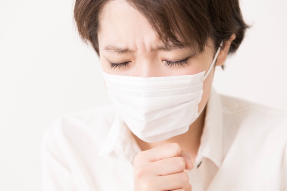 咳をする女性